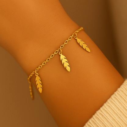 bracelet avec breloques plume pour femme