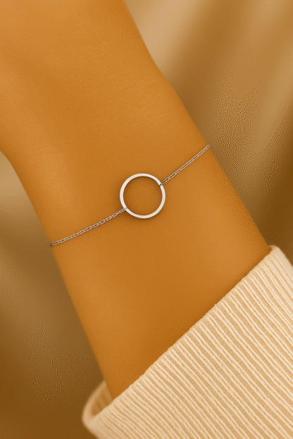 Bracelet cercle argenté pour femme en acier inoxydable, porté au poignet