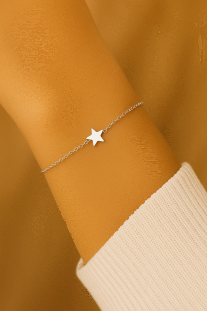 bracelet étoile en acier inoxydable argenté porté au poignet d’une femme