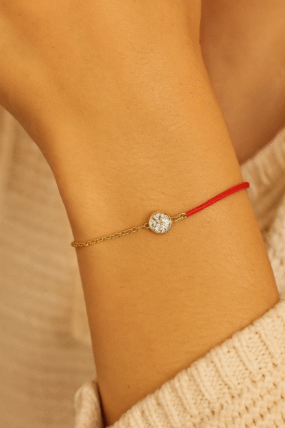 Bracelet fil rouge pour femme avec chaîne dorée et zircon scintillant