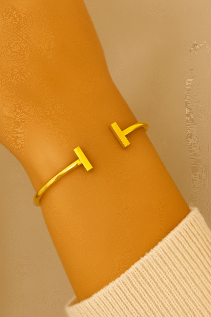 Bracelet jonc double barre doré pour femme porté au poignet