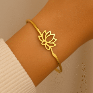 Bracelet jonc doré en acier inoxydable avec fleur de lotus porté au poignet