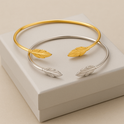 deux bracelets joncs avec plumes en acier inoxydable
