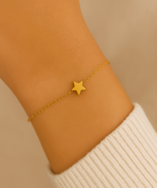 bracelet étoile en acier inoxydable doré porté par une femme