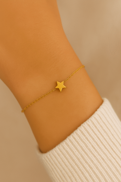 bracelet étoile en acier inoxydable doré porté par une femme