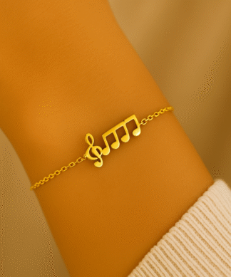 Bracelet note musicale doré en acier inoxydable porté au poignet