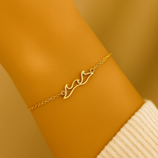 Bracelet vague en acier inoxydable doré porté au poignet par une femme