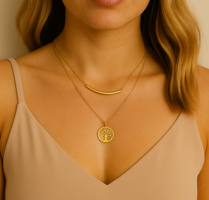 Femme portant un collier multirangs doré avec pendentif arbre de vie en acier inoxydable