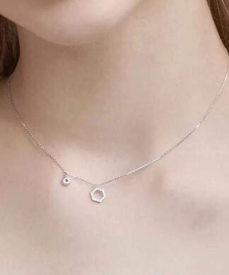 Collier argent pendentif hexagone – bijou fin avec perle et forme géométrique