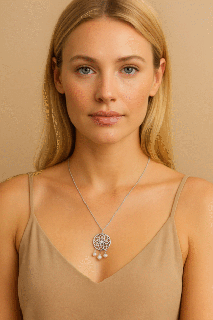 Jeune femme blonde portant un collier attrape-rêves en acier inoxydable
