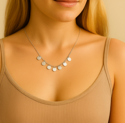 Collier argenté avec pampilles rondes porté par une femme