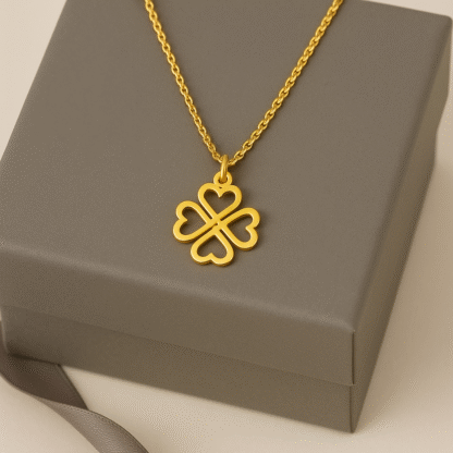 Collier trèfle doré en acier inoxydable sur boîte cadeau grise
