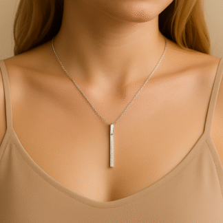 Femme portant un collier barre verticale en argent 925 avec oxydes de zirconium
