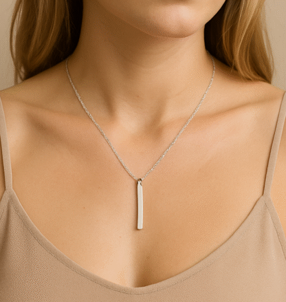 Collier barre verticale argenté porté – acier inoxydable pour femme