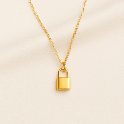 Collier cadenas doré en acier inoxydable posé sur fond crème