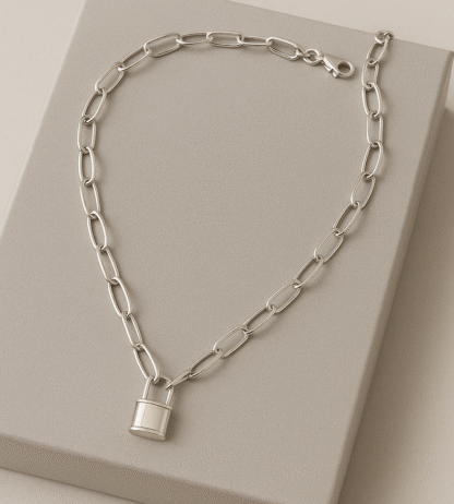 collier avec pendentif cadenas e argent