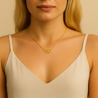 Femme portant un collier doré avec deux cœurs entrelacés en acier inoxydable