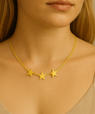 Femme portant un collier ras du cou doré à maille plate avec trois étoiles