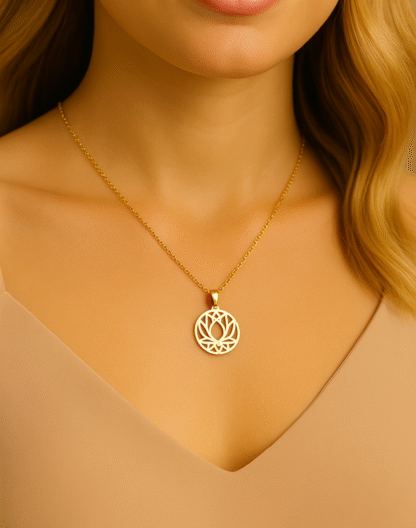 Femme portant un collier doré avec pendentif fleur de lotus en acier inoxydable