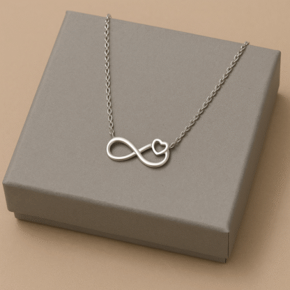 Collier infini en acier inoxydable argenté posé sur une boîte en carton gris