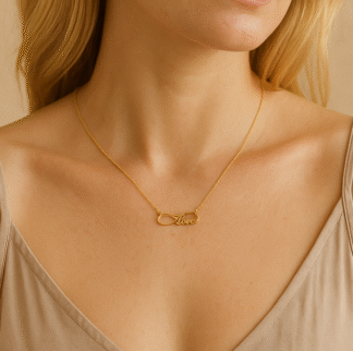 Collier love doré en forme d’infini porté par une femme avec un haut décolleté