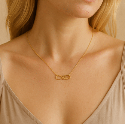 Collier love doré en forme d’infini porté par une femme avec un haut décolleté