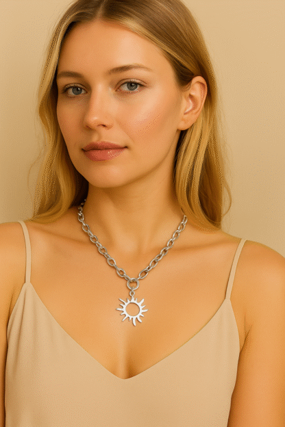 Femme portant un collier en acier inoxydable argenté avec pendentif soleil