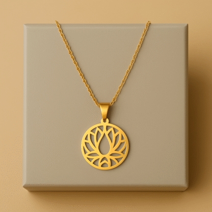 Collier doré avec pendentif fleur de lotus en acier inoxydable sur boîte beige