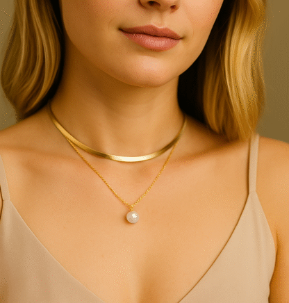 Collier multirangs doré à l’or fin pour femme avec chaîne plate et pendentif perle blanche