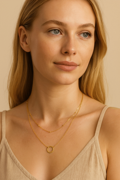 Femme blonde portant un collier multirang cercle doré en acier inoxydable