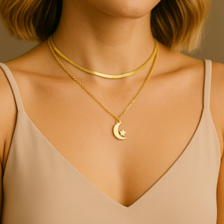 Collier multirangs doré avec lune et étoile porté par une femme en débardeur beige