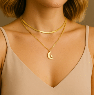 Collier multirangs doré avec lune et étoile porté par une femme en débardeur beige