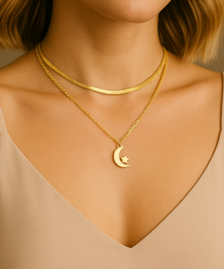 Collier multirangs doré avec lune et étoile porté par une femme en débardeur beige