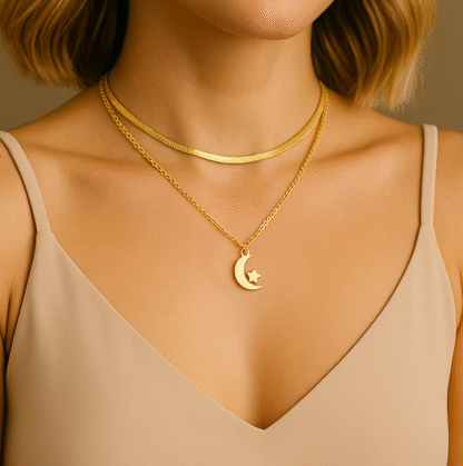 Collier multirangs doré avec lune et étoile porté par une femme en débardeur beige