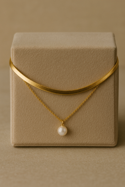 Collier multirangs doré avec chaîne plate et pendentif perle synthétique blanche