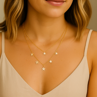 Collier multirangs doré avec étoiles porté par une femme en débardeur beige