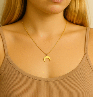 Femme portant un collier doré avec pendentif demi-lune