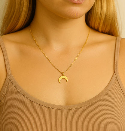 Femme portant un collier doré avec pendentif demi-lune