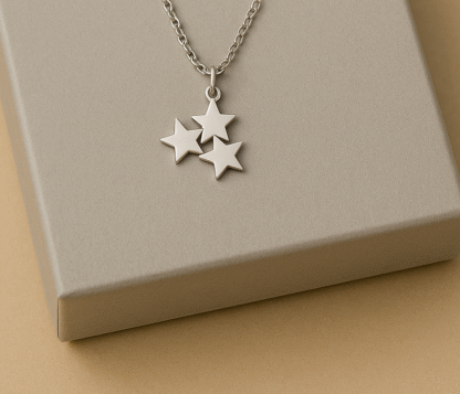 collier avec trois petites etoiles en acier inoxydable pour femme