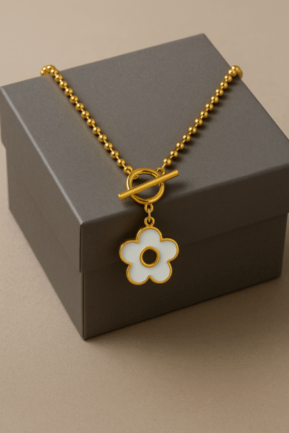 collier doré court avec fermoir T et pendentif fleur blanche,