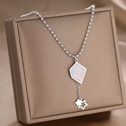 Collier pendentif géométrique en argent avec nacre et étoiles