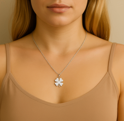 collier porte bonheur avec pendentif trèfle en acier inoxydable