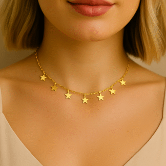 emme portant un collier ras du cou minimaliste doré avec étoiles en acier inoxydable