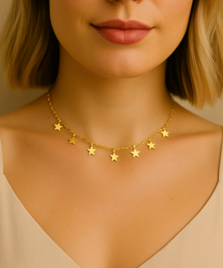 emme portant un collier ras du cou minimaliste doré avec étoiles en acier inoxydable