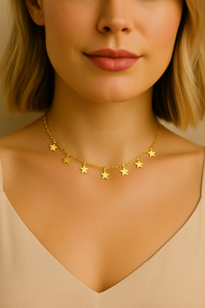 emme portant un collier ras du cou minimaliste doré avec étoiles en acier inoxydable