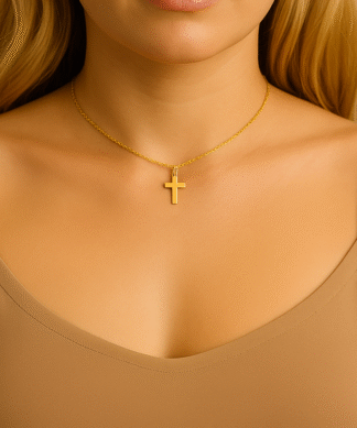 Collier ras du cou doré avec croix porté par une femme