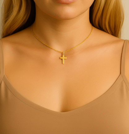 Collier ras du cou doré avec croix porté par une femme