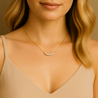 Femme portant un collier ras du cou doré avec perles blanches fantaisie, bijou élégant pour look quotidien ou soirée