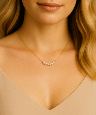 Femme portant un collier ras du cou doré avec perles blanches fantaisie, bijou élégant pour look quotidien ou soirée