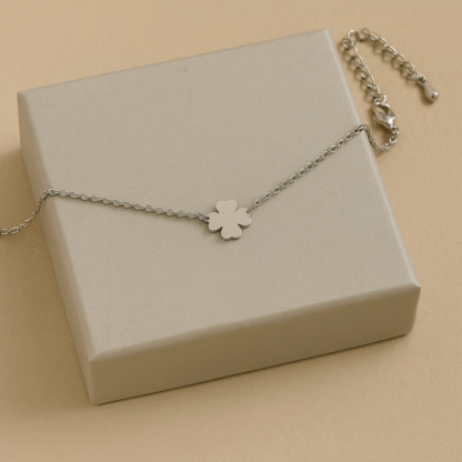 Femme portant un collier petit cœur doré en acier inoxydable